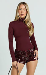 Jhaya Shorts - Sequin Mini Short in Wine