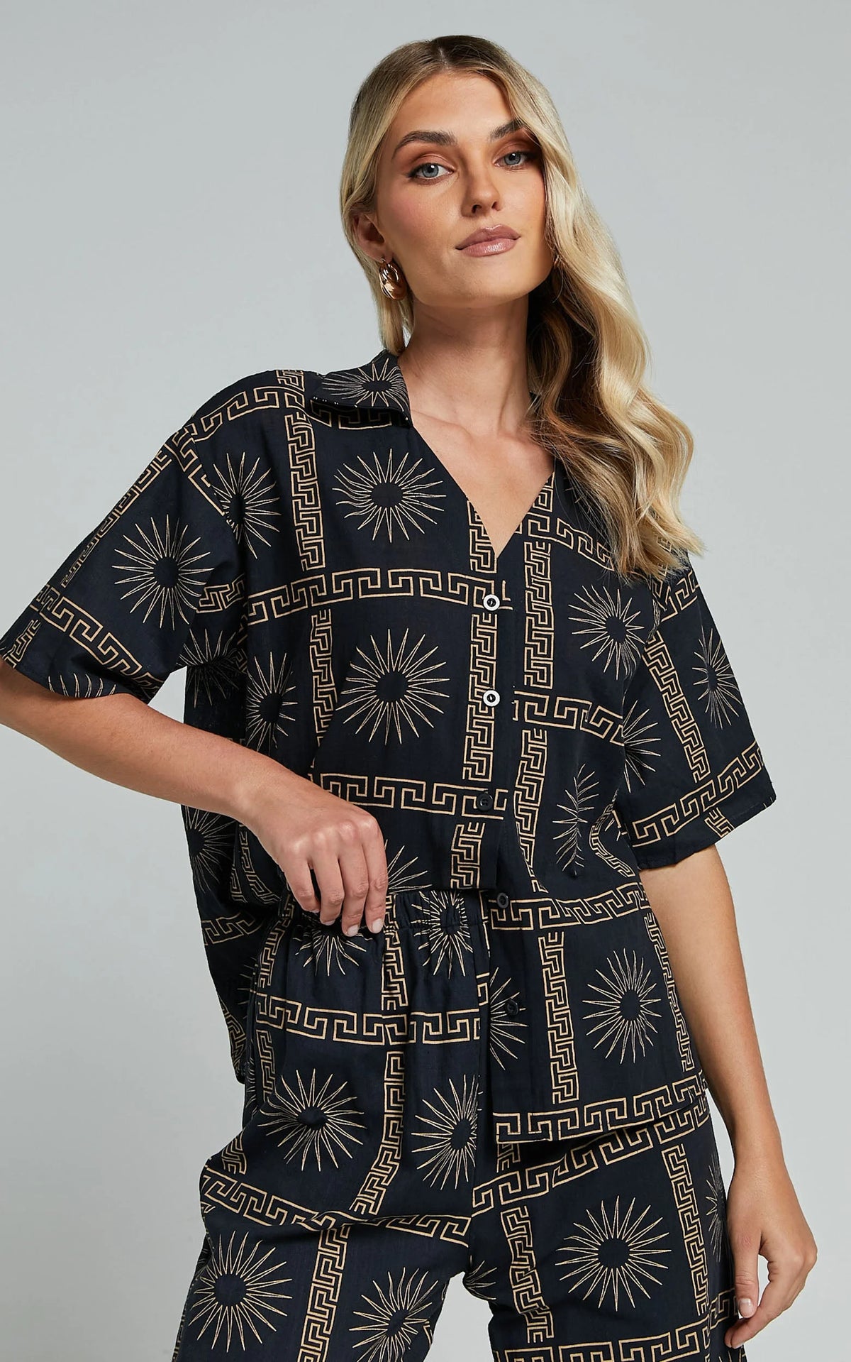 Cassidy Shirt - Short Sleeve Linen Look Shirt in Black Sun Print